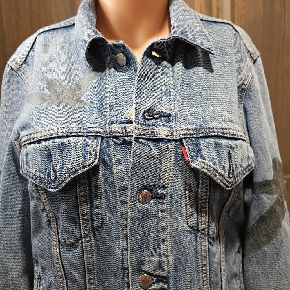 Levi's Light Wash Classic Denim Trucker Jacket - Women's - Picture 2 of 5